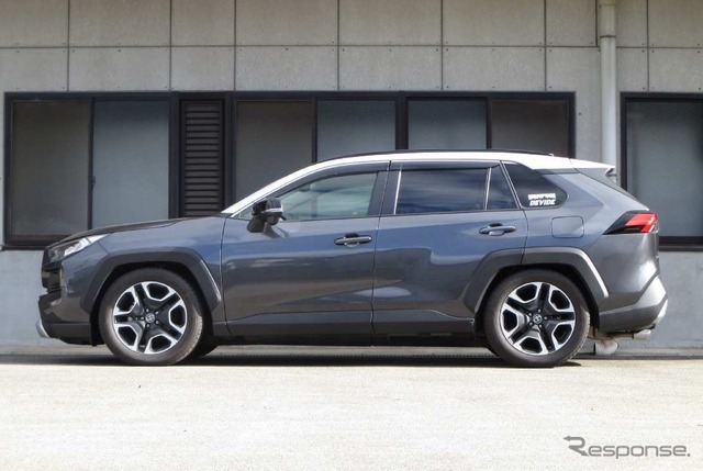 サステックプロZT40 RAV4装着例(最下部:フロント 54mmダウン / リア 60mmダウン)