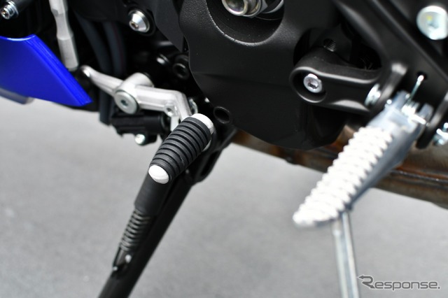 MT-09のシフトペダルが楕円形なのに対し、R9はよりスポーティなライディングに適した円筒形になっている。クイックシフターを標準装備
