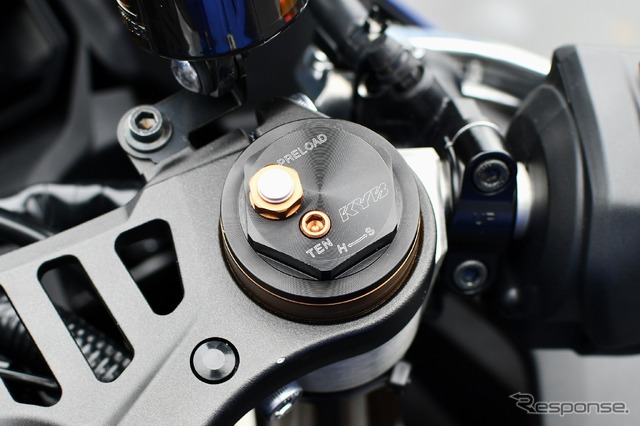 φ43mmの倒立フロントフォークもKYB製の新型。ベースバルブを設けることによって、シリンダー内部の圧力が最適化されている
