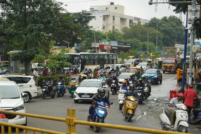 インド・チェンナイの市街地。バイクは生活の足として根付いている