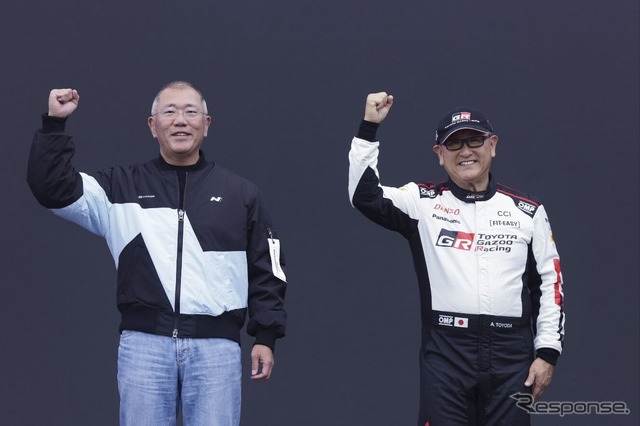 ヒョンデモーターグループの鄭義宣会長(左)とトヨタの豊田章男会長(右)