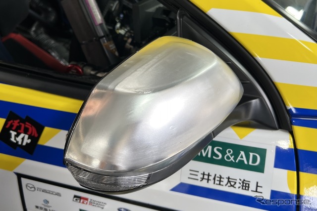 「サメ肌ミラー」。際の部分はツルツルとした通常のアルミフィルムだが、それ以外の部分は凹凸の加工が施されておりザラザラとした感触