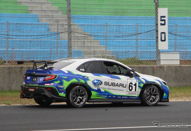 スバルは出力を309HP/5600rpmから 325HP/5200～5600rpmにアップ。リヤ電制LSDの搭載、DCCD制御の改良などトランスミッションのアップデートも行った