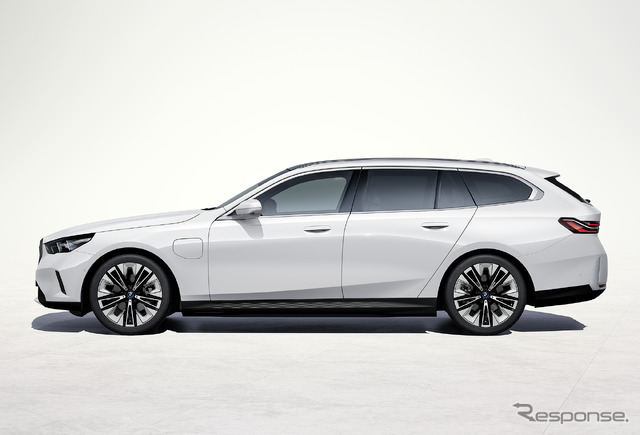 BMW『5シリーズツーリング』新型にPHEVの「550e」が加わる（写真は530e）