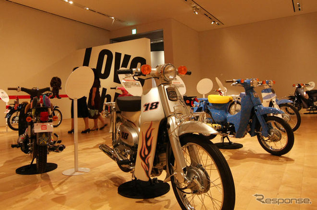 【Love Cub 50】50名の著名人がデザインした50台のスーパーカブ展