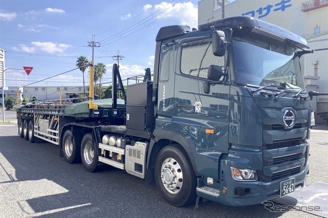 日野プロフィア3軸牽引車