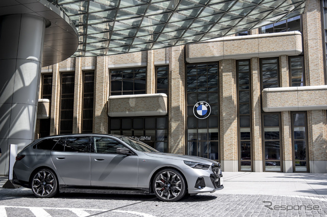 BMW i5 M60 xDrive ツーリングと、会場となった「FREUDE by BMW」
