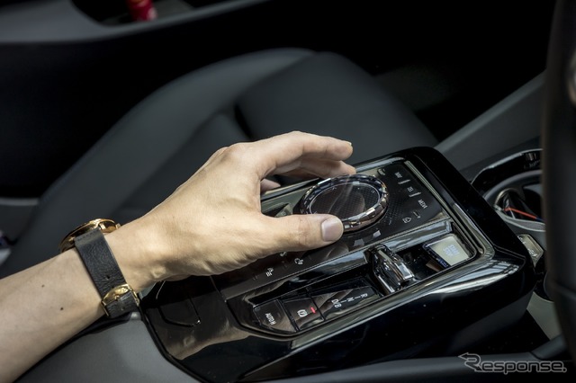 BMW i5 M60 xDrive ツーリングのクリスタル調のセレクター