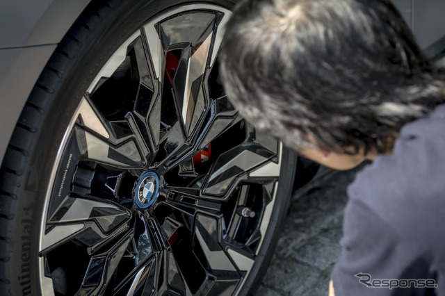 「M」の足回りがセットされたBMW i5 M60 xDrive ツーリング
