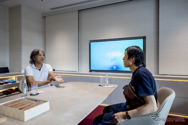 クルマ談義を繰り広げるモータージャーナリスト九島辰也氏（左）と参加者の太田さん（右）