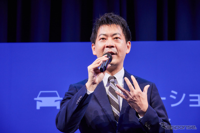 プレゼンする村田直哉チーフマーケティングマネージャー