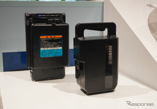 手前が『JWG-1』の小型バッテリー。奥が従来のもの。