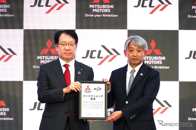 三菱自動車の加藤隆雄社長（向かって左）と、JCLの片山右京代表取締役による、パートナーシップ宣言（11月1日）