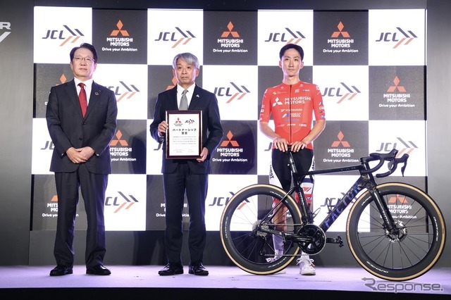 三菱自動車の加藤隆雄社長（向かって左）と、JCLの片山右京代表取締役（中央）による、パートナーシップ宣言（11月1日）