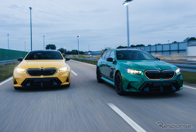 BMW M5セダン(左)とM5ツーリング 新型(右)