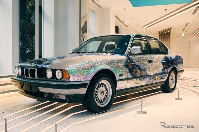 日本画家の加山又造氏によって制作され、1990年にお披露目されたアート車両。ベースはBMW535i