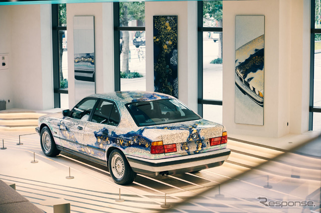 日本画家の加山又造氏によって制作され、1990年にお披露目されたアート車両。ベースはBMW535i