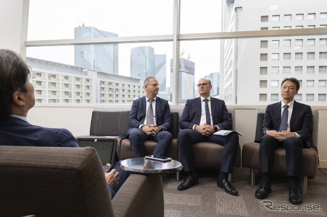 IPG Automotiveのステファン・シュミットCEO(中)、マイケル・コーヘンVP(左)、IPG Automotive Japanの清水圭介社長(右)