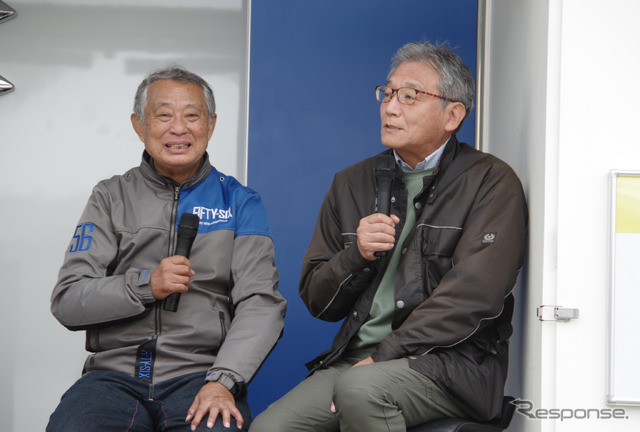 賀曽利隆氏(左)と「道祖神」の元社長・菊地優氏(右)