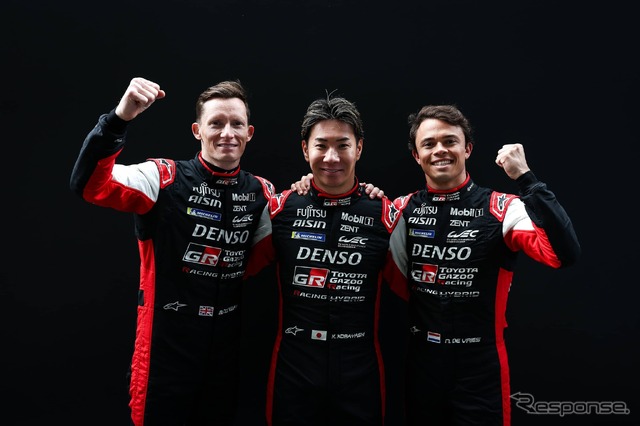 マイク・コンウェイ（左）、小林可夢偉（中央）、ニック・デ・フリース（右）