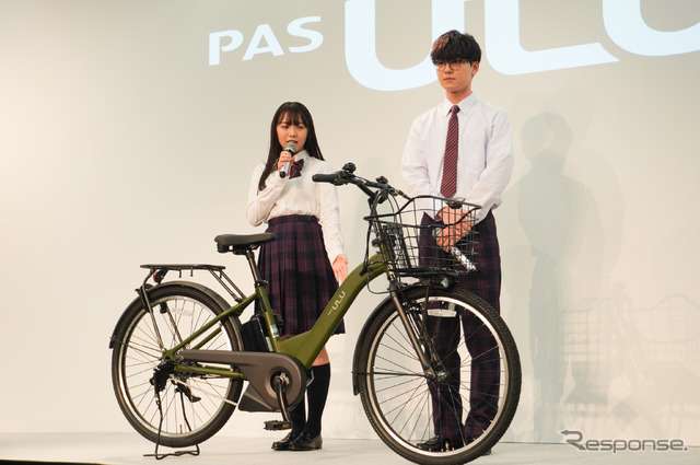 ヤマハの通学モデルの新型電動アシスト自転車『PAS ULU』と、CMキャラクターの稲垣来泉さん、小田推真さん