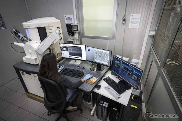 2500倍まで確認できるデジタル光学顕微鏡で金属の表面を確認。そこで確認できなかった場合は1万倍まで確認できる電子顕微鏡(写真)で検証する。コーティングなのか、素材なのか、製造方法なのか、原因を探っていく。