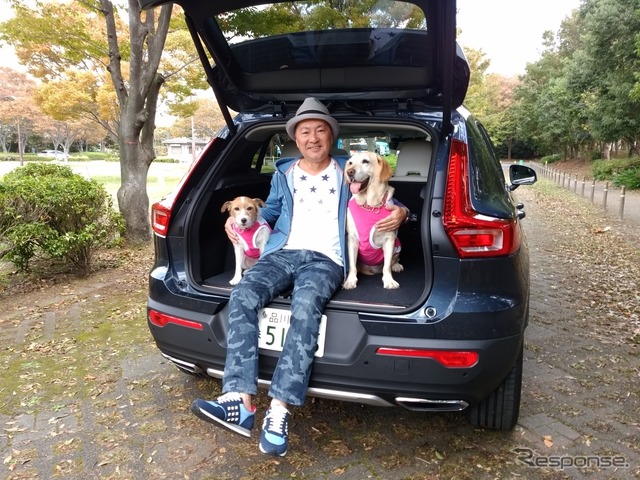 2代目自称自動車評論犬!? ラブラードールのマリア(右)と3代目自称自動車評論犬!? ジャックラッセルのララ(左)