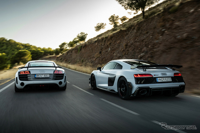 初代アウディ R8 GT クーペ(右)とR8 クーペ V10 GT RWD(右)