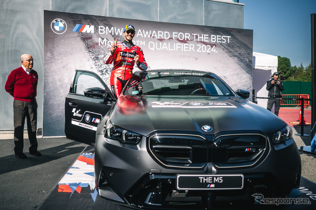BMW『M5』新型が「Mアワード」としてMotoGP予選最速ライダーのバニャイア選手に授与