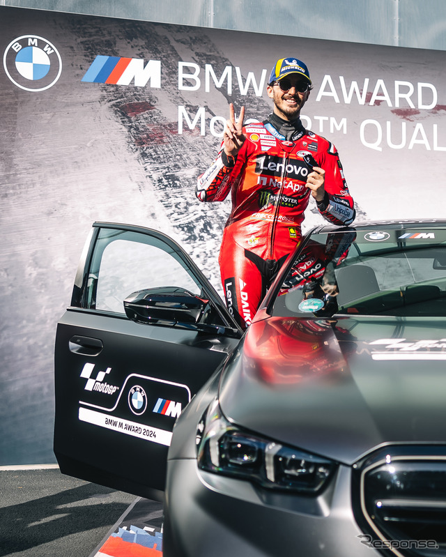 BMW『M5』新型が「Mアワード」としてMotoGP予選最速ライダーのバニャイア選手に授与