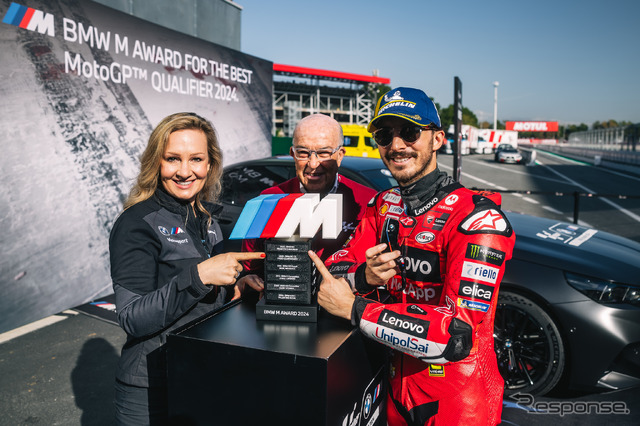 BMW『M5』新型が「Mアワード」としてMotoGP予選最速ライダーのバニャイア選手に授与