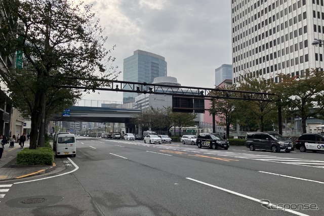 西銀座JCT。高架線右手が八重洲トンネル、左が京橋JCT方面。手前は外堀通りで、奥が数寄屋橋方面