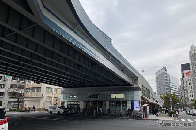 廃止予定のKK線高架。右奥から登ってくるランプは西銀座入り口、高架下は外堀通り
