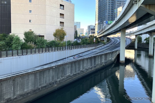 左が八重洲トンネル北口、右奥が神田橋JCT。右上の高架は地下化され、八重洲トンネル内で分離・合流することになる