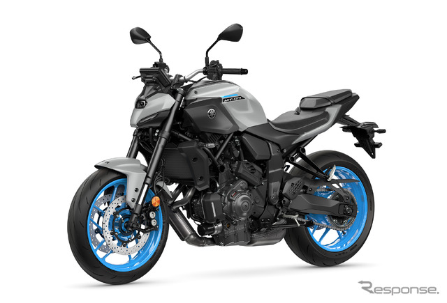 マットライトグレーメタリック4のボディにブルーソリッドのホイールを履く2025年モデルのMT-07