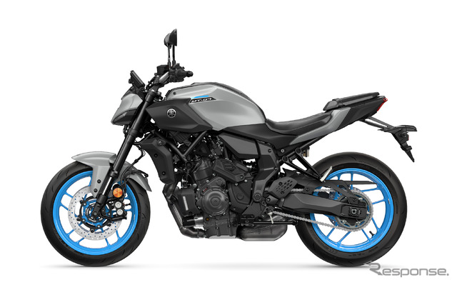 マットライトグレーメタリック4のボディにブルーソリッドのホイールを履く2025年モデルのMT-07