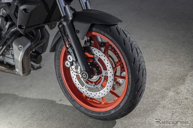 2019年モデルでバーミリオンのホイールを組み合わせたMT-07