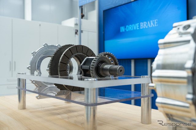 メルセデスベンツが開発を進めるEV向けの「インドライブブレーキ(IN-DRIVE BRAKE)」