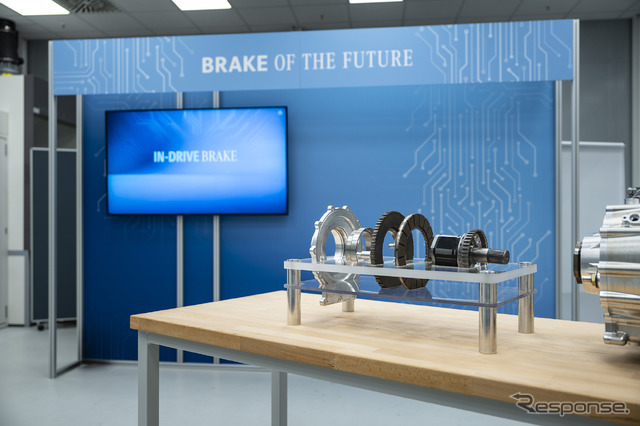 メルセデスベンツが開発を進めるEV向けの「インドライブブレーキ(IN-DRIVE BRAKE)」