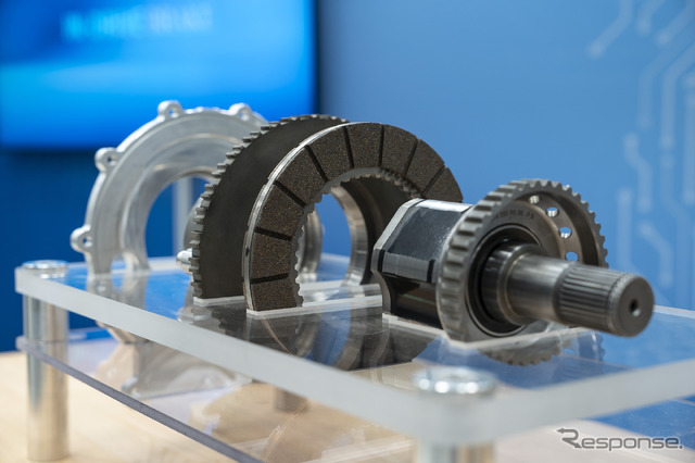 メルセデスベンツが開発を進めるEV向けの「インドライブブレーキ(IN-DRIVE BRAKE)」