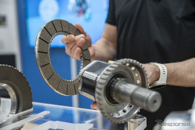 メルセデスベンツが開発を進めるEV向けの「インドライブブレーキ(IN-DRIVE BRAKE)」