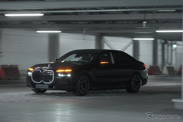 BMWとMINIの新車が工場内を無人で移動