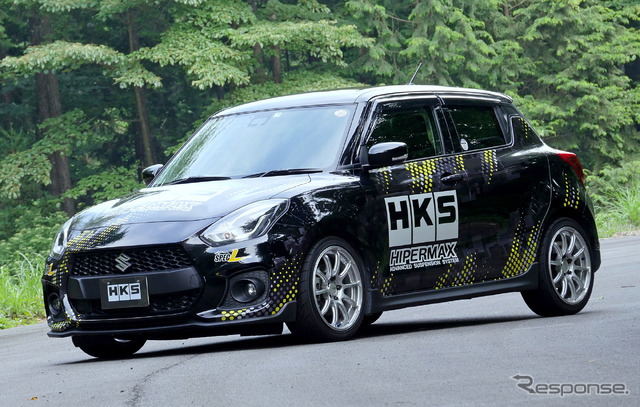 HKSフラッシュエディターを装着したスズキ・スイフトスポーツ(ZC33S)のAT車