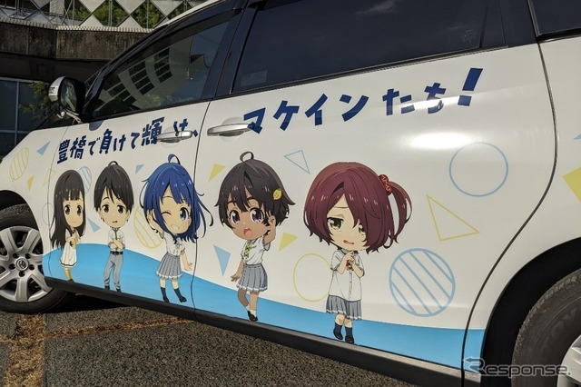 『負けヒロインが多すぎる!』ラッピング公用車