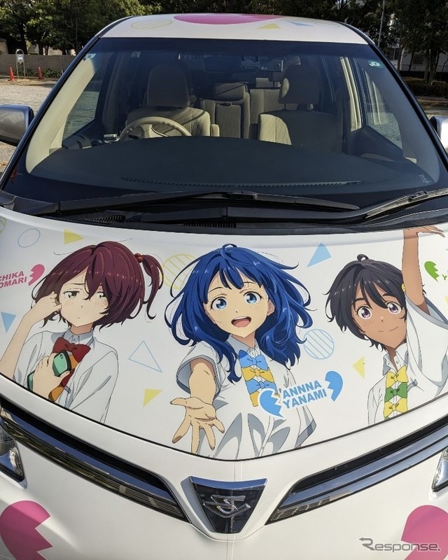 『負けヒロインが多すぎる!』ラッピング公用車