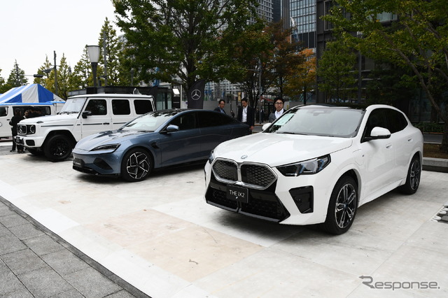 手前からBMW iX2 Xドライブ30 Mスポーツ、BYDシールAWD、メルセデス・ベンツG580ウィズEQテクノロジー/(行幸通り会場)