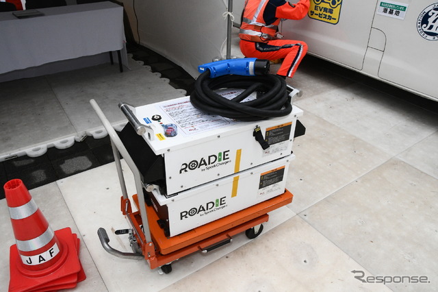 JAFのEV電欠救援車に搭載される急速充電機/(行幸通り会場
