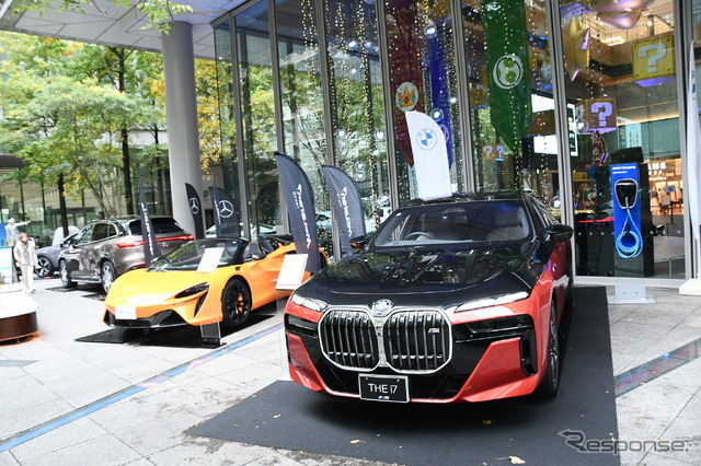 右がBMW i7 M70、左奥がマクラーレン・アルトゥーラ/(丸ビル会場)