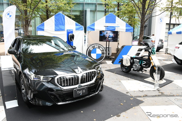 BMW i5 M60xドライブとBWW CE02/(KITTEテラス会場)