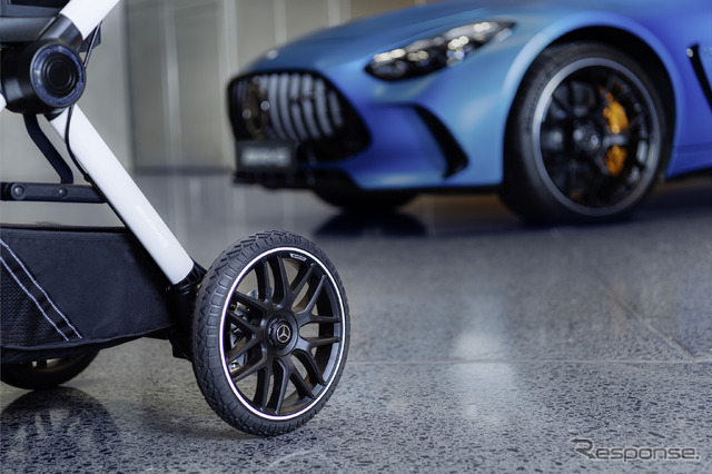 メルセデスベンツの新型ベビーカー「パフォーマンス」モデルの「AMG GT2」(左)
